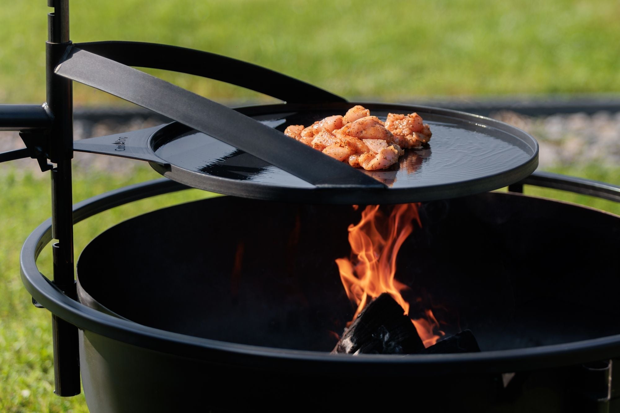 Multifunktionale Feuerschale „BANDITO“ – mit drehbarem Grillrost