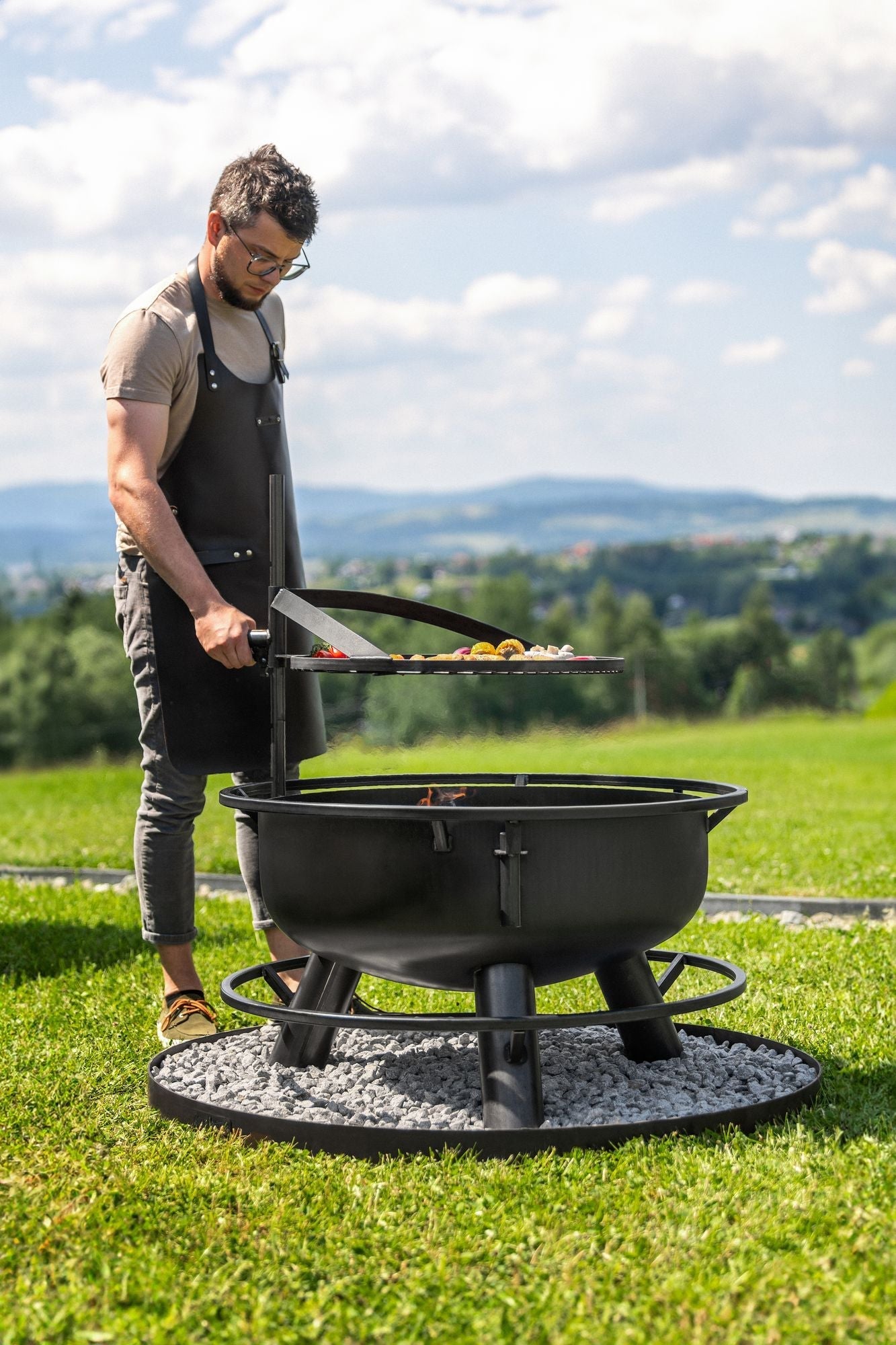 Multifunktionale Feuerschale „BANDITO“ – mit drehbarem Grillrost